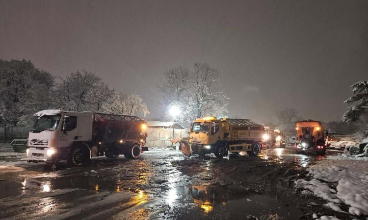 Над 1000 служители и техника на „Чистота“ и „Градини и паркове“ почистват Пловдив от снега